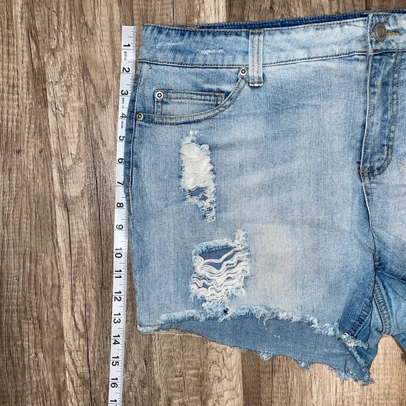 Forever 21 cut off jean shorts - Picture 3 of 6